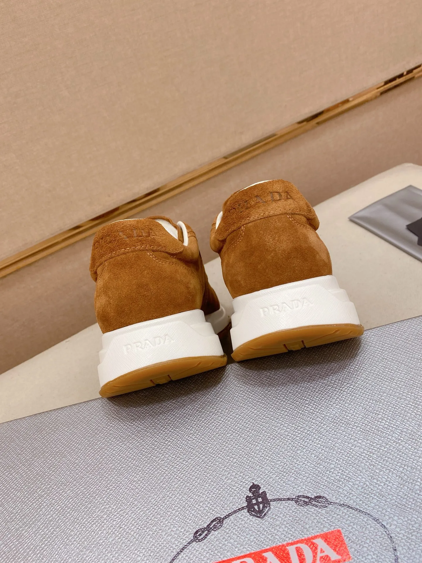 Men's shoes 💰 580💰 ✔️✔️✔️High version High-quality new PRADA counters are launched simultaneously. The new men's shoes and 😘fabric are selected suede cowhide and are made by pure handicrafts. Lining: Full cowhide lining. 👍🏿 High-end ☄️ air-cushion molded anti-slip rubber outsole, exquisite lines, simple and elegant, comfortable and high-end for leisure travel. Code number: 38 to 44